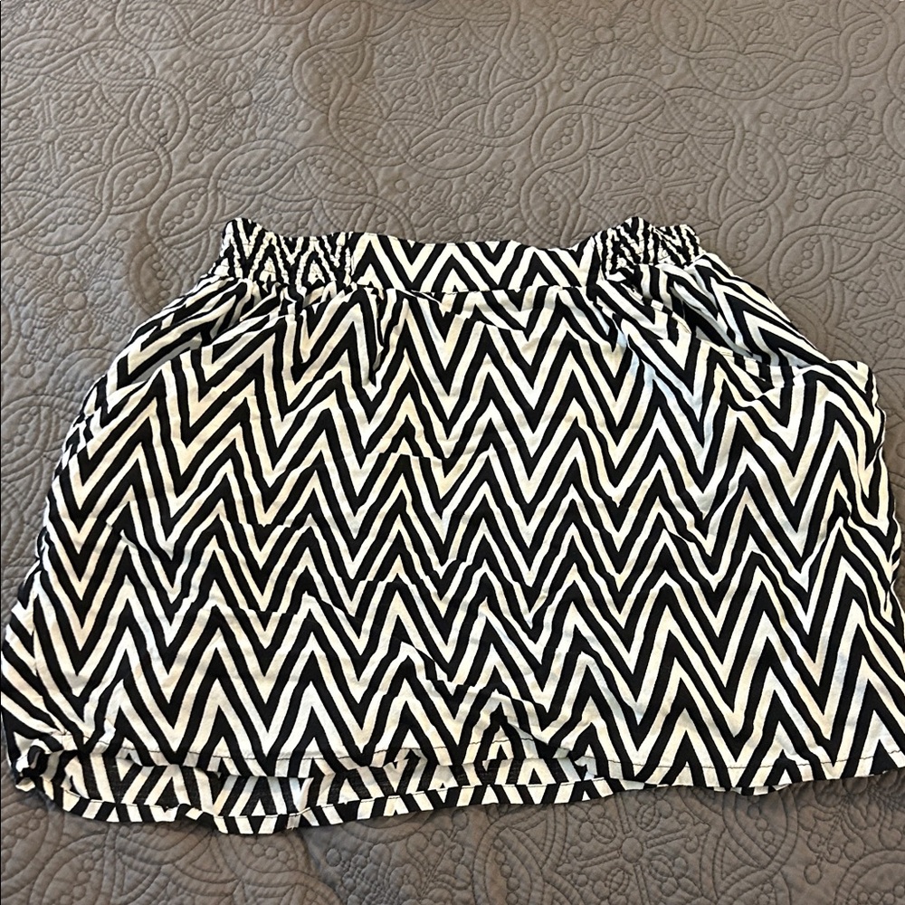 4/$20 H&M Black and White Chevron Mini Skirt